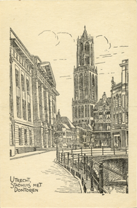 602445 Gezicht op de Stadhuisbrug te Utrecht, met links het Stadhuis en op de achtergrond de Domtoren.